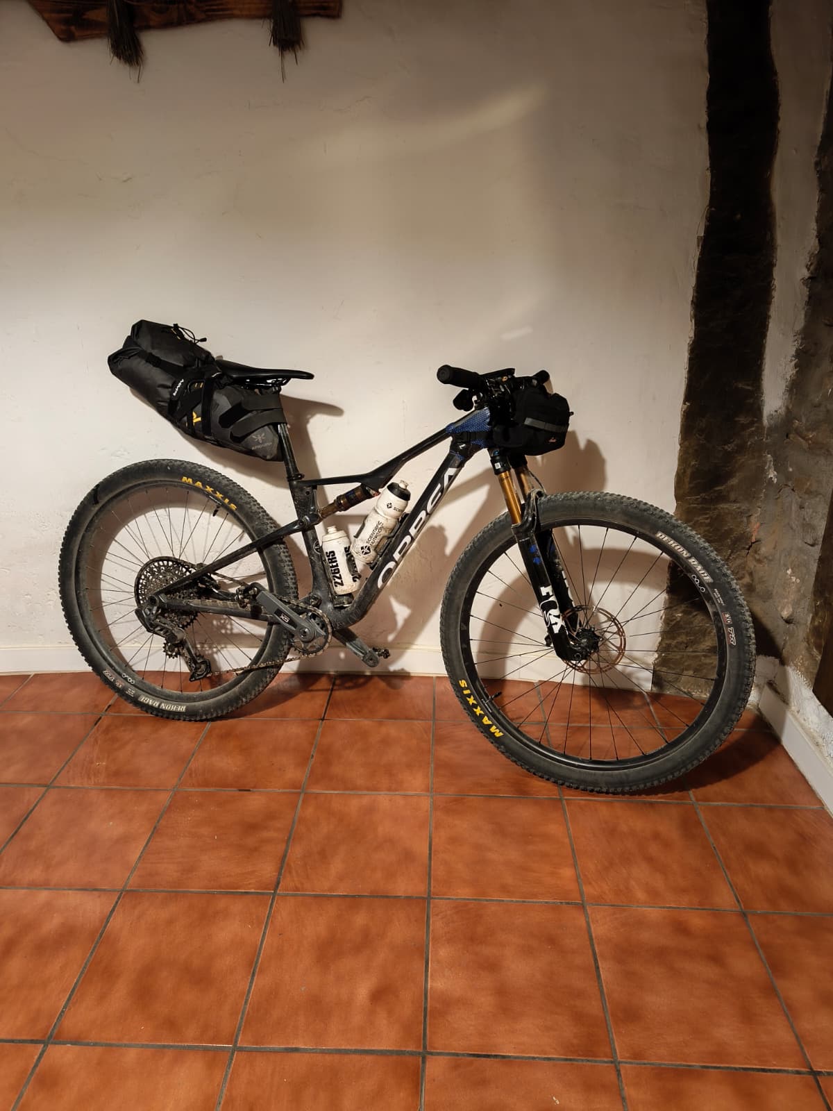 Bicicleta de bikepacking cargada en la casa rural de Muro de Aguas
