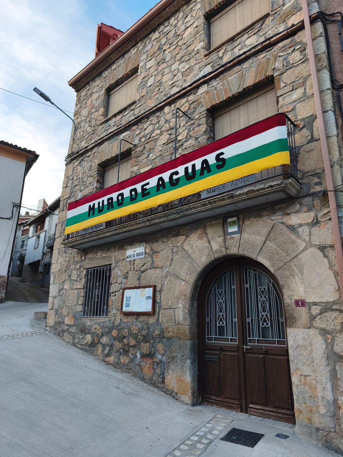 Fachada del ayuntamiento de Muro de Aguas, La Rioja, en la ruta de bikepacking Guardián Solitario