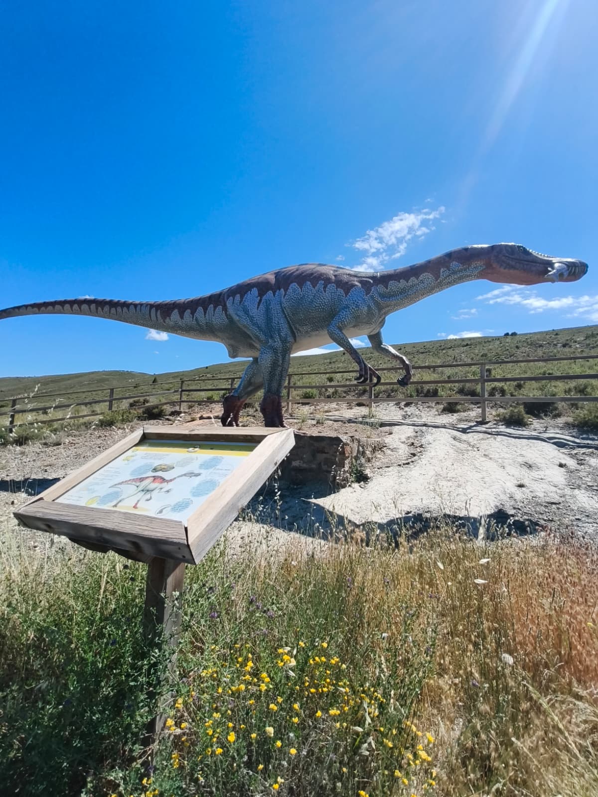 Reconstrucción de dinosaurio en el yacimiento del Peladillo, Igea