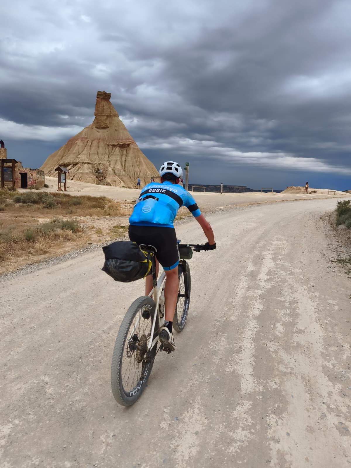 Ciclista rodando hacia Castildetierra en las Bardenas Reales