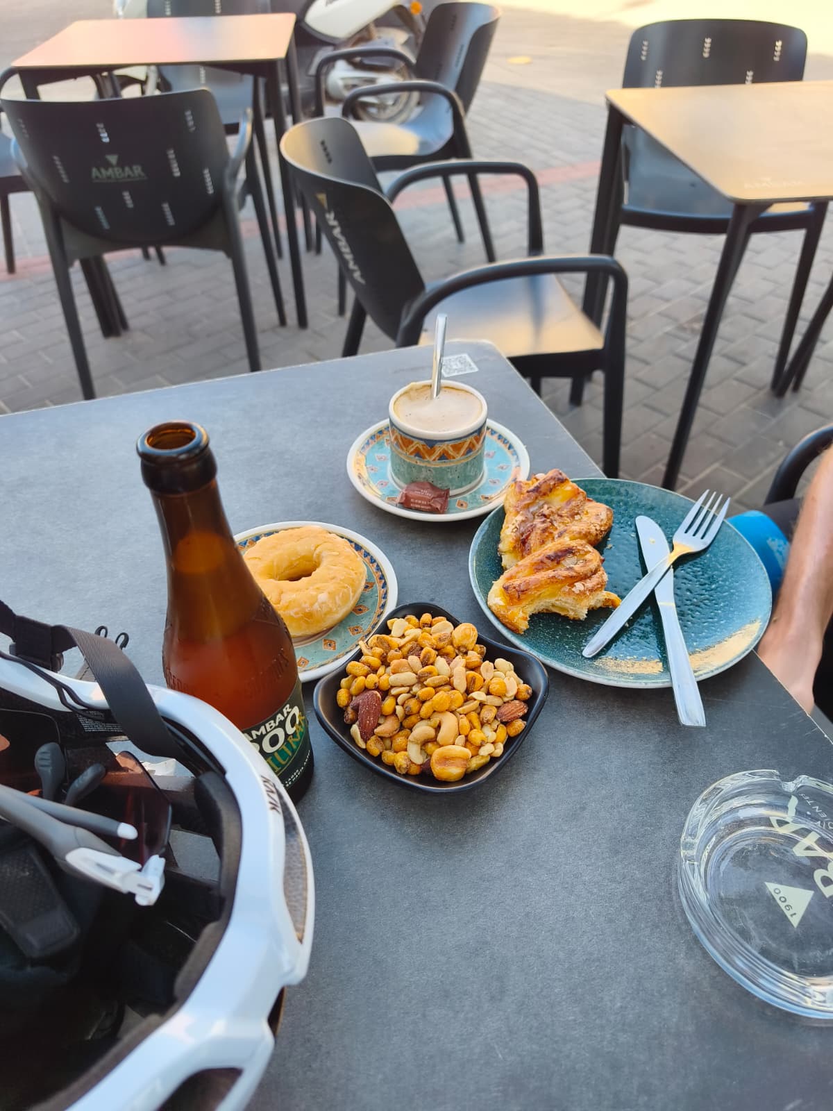 Desayuno de avituallamiento en una terraza de Mallén