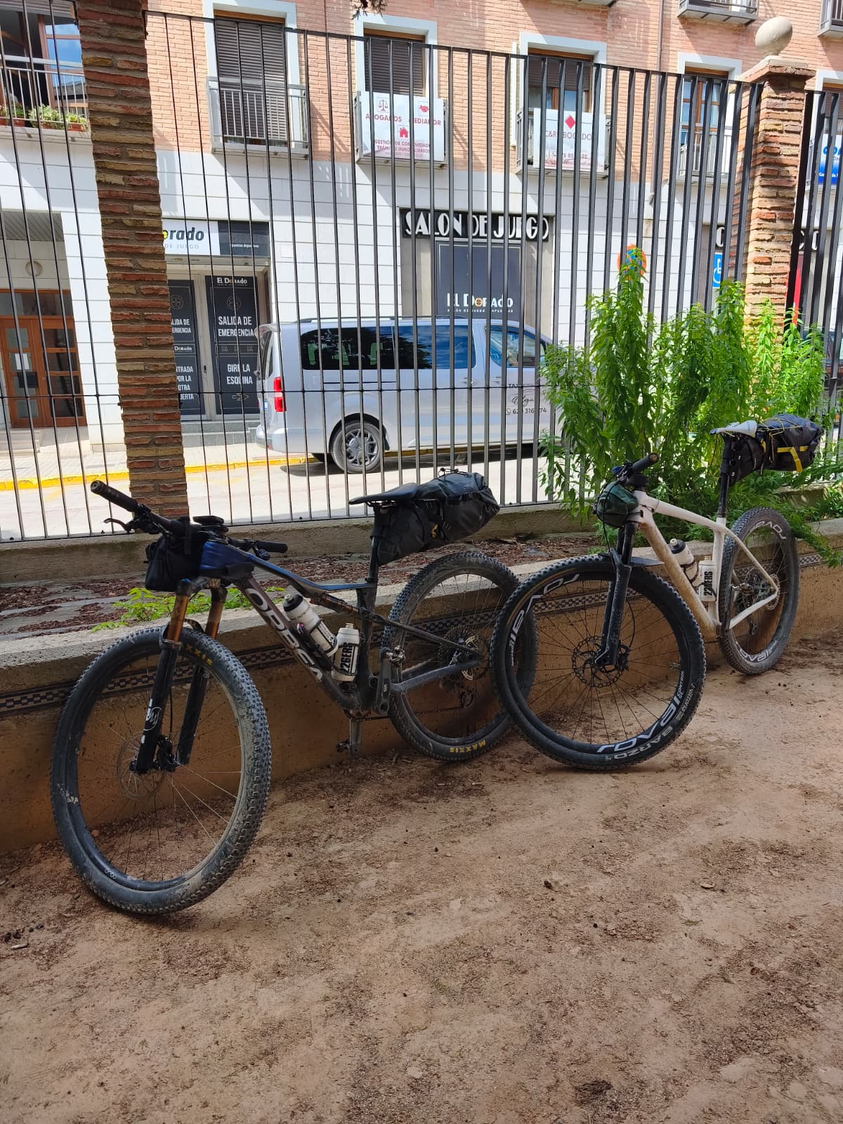 Dos bicicletas de bikepacking apoyadas en una verja en Borja
