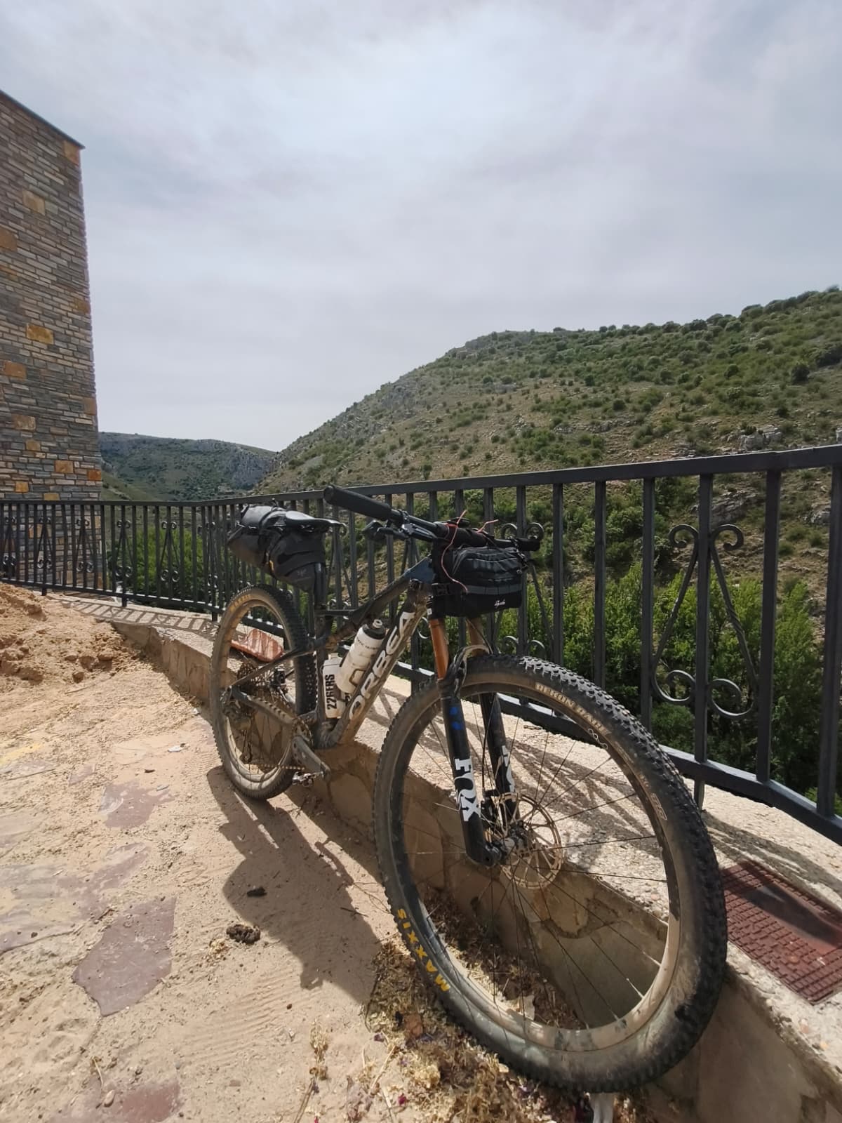 Bicicleta en el mirador de Purujosa sobre los barrancos