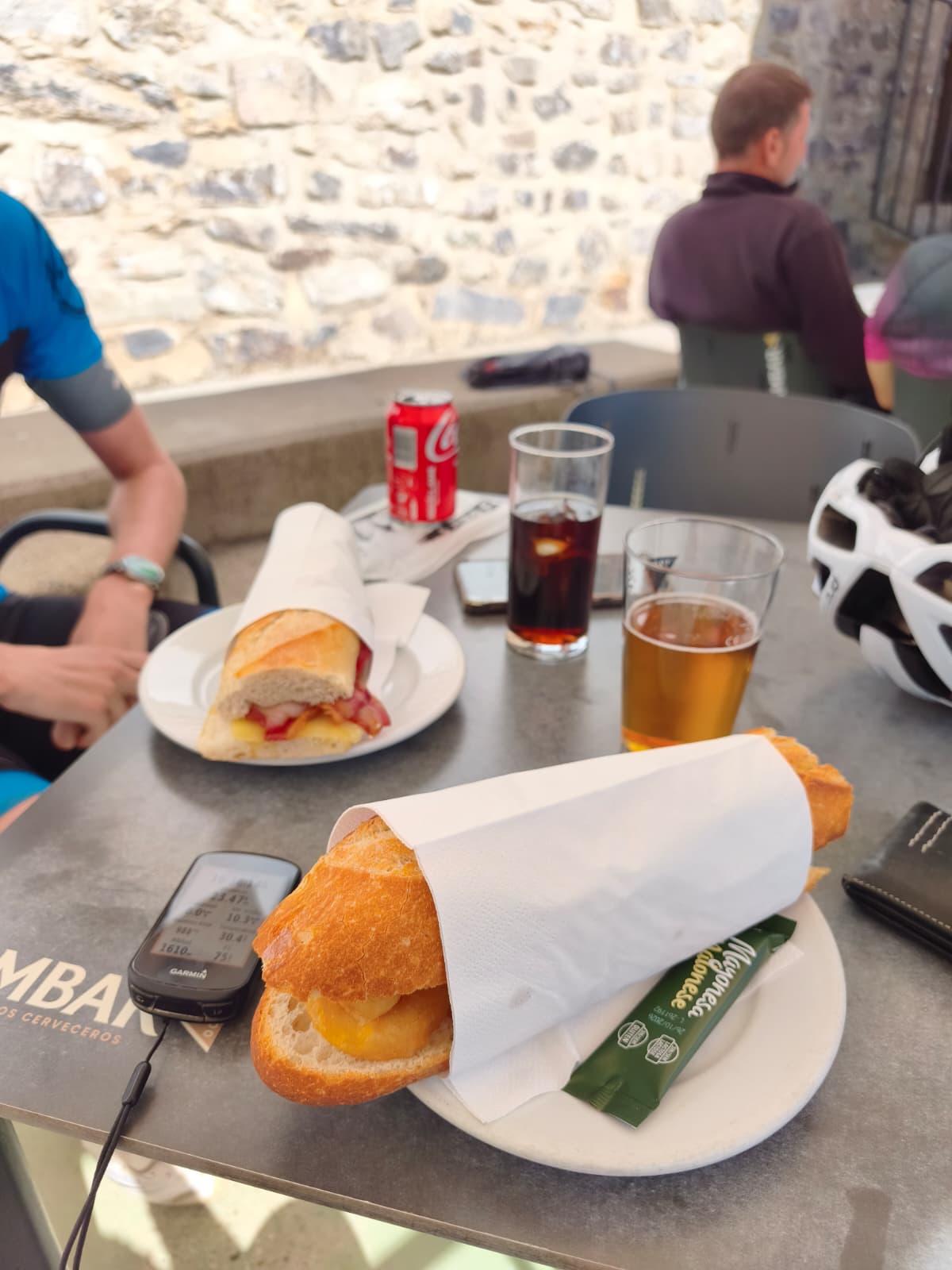 Bocadillos y ciclocomputador en el avituallamiento del Santuario del Moncayo