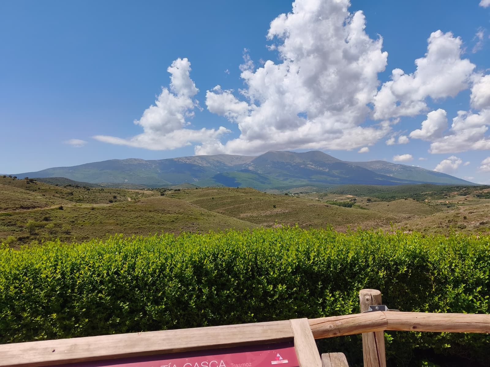Panorámica del macizo del Moncayo desde el mirador de la Tía Casca en Trasmoz