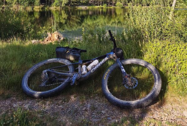 Bicicleta de bikepacking preparada ante el Moncayo — Antes de Partir