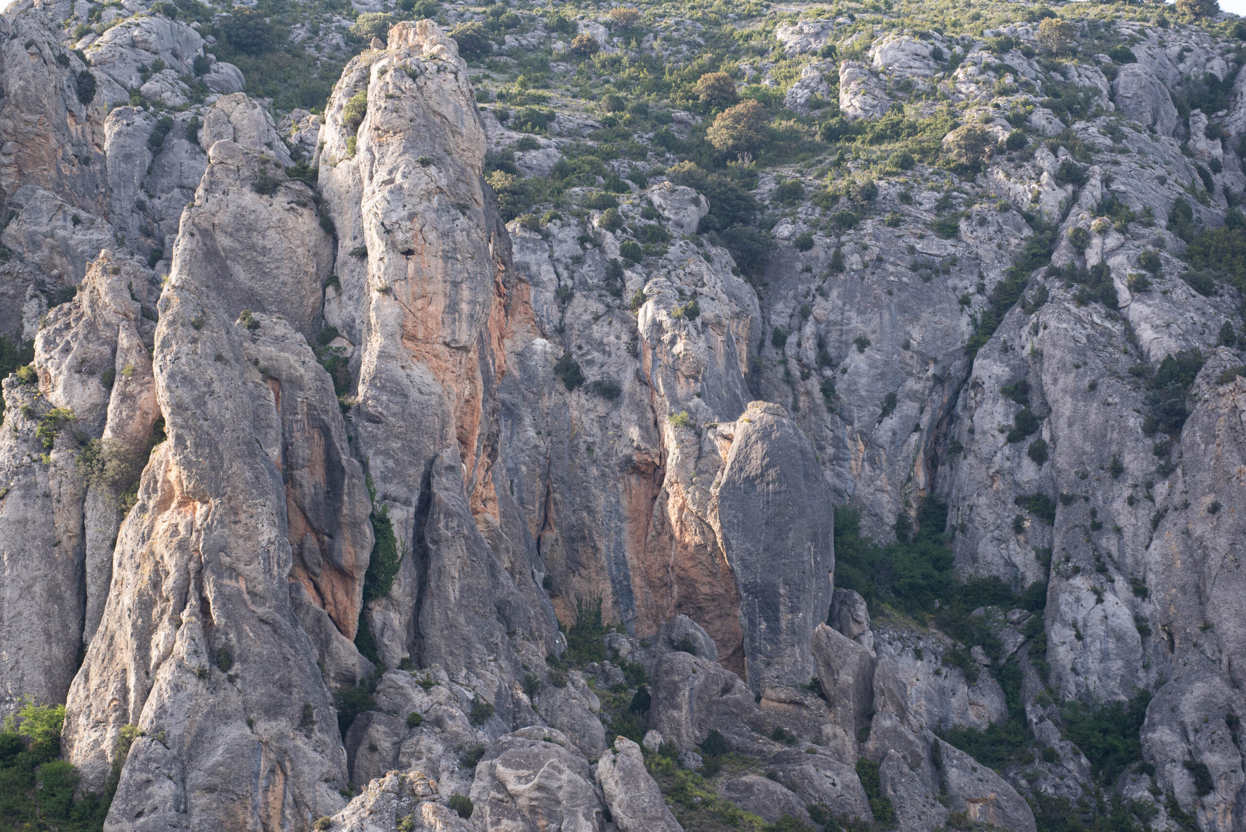 Agujas de roca caliza recortadas contra el cielo en la sierra del Moncayo